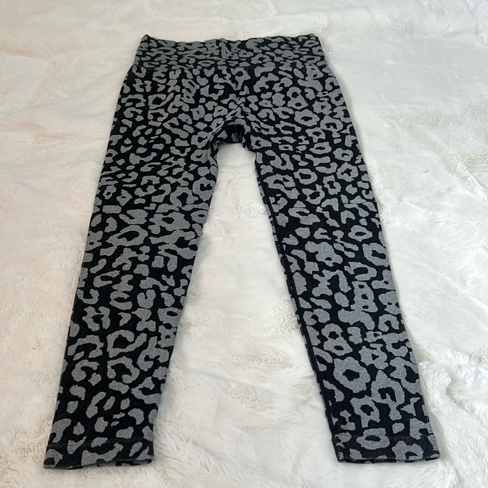 Printed gray and black leggings size large